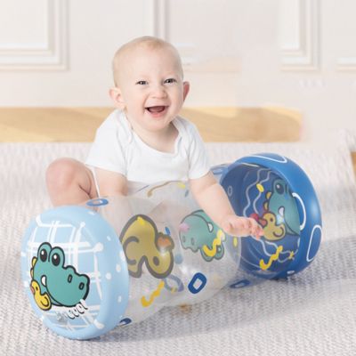 Rouleau sensoriel bébé Montessori utilisé en position assise pour stimuler l’éveil sensoriel, la motricité et la coordination grâce au jeu