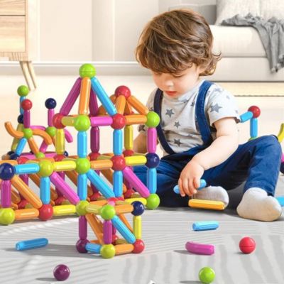 Comment développer la motricité fine chez un enfant ? Guide complet par âge
