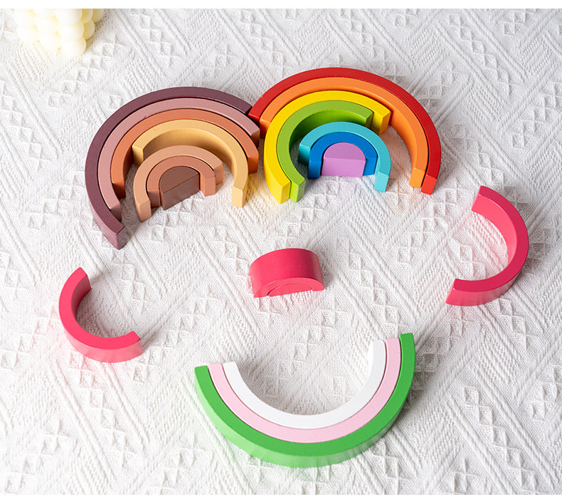 Ensemble de pièces arc-en-ciel en bois Montessori disposées pour le jeu libre, jouet éducatif favorisant l’imagination, la reconnaissance des couleurs et la motricité fine
