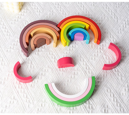 Ensemble de pièces arc-en-ciel en bois Montessori disposées pour le jeu libre, jouet éducatif favorisant l’imagination, la reconnaissance des couleurs et la motricité fine
