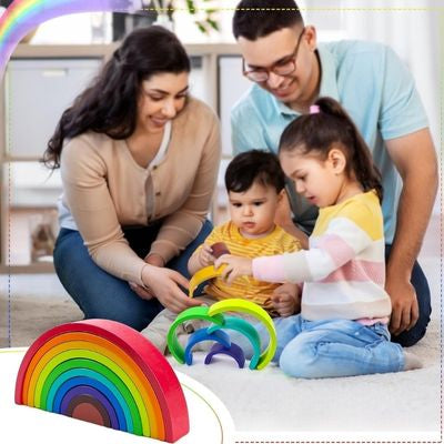 Jeu arc-en-ciel en bois Montessori utilisé lors d’un moment en famille, jouet éducatif favorisant l’imagination, la créativité, la motricité fine et le partage parent-enfant
