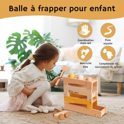 Enfant jouant avec une balle à frapper en bois, jouet éducatif favorisant la motricité fine, la coordination main-œil et le suivi visuel