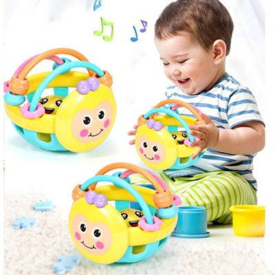 Bébé jouant avec une balle de préhension sensorielle musicale, hochet coloré stimulant l’éveil auditif, la motricité fine et la coordination