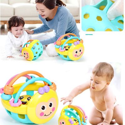 Bébé jouant avec une balle sensorielle de préhension avec hochets et éléments à manipuler, jouet d’éveil favorisant la motricité et la coordination