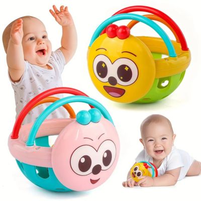 Bébés jouant avec des balles sensorielles de préhension au visage souriant, jouets d’éveil favorisant la motricité fine et la coordination
