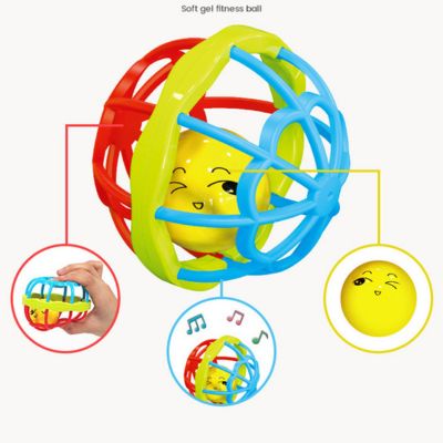 Balle sensorielle bébé avec structure ajourée et boule souple intérieure, jouet d’éveil favorisant la préhension, l’exploration tactile et l’éveil auditif