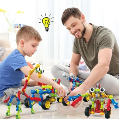 Parent et enfant jouant ensemble avec des blocs de construction articulés STEM, activité éducative favorisant la créativité, la logique et le jeu collaboratif