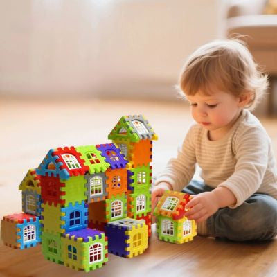 Bébé jouant avec des blocs de construction Montessori colorés emboîtables pour construire des maisons et développer la motricité fine