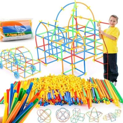 Enfant jouant avec le jeu de construction FlexiBuild et créant des structures