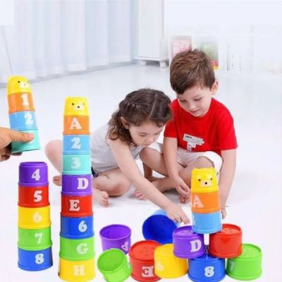 Enfants jouant avec des gobelets empilables Montessori arc-en-ciel pour apprendre les chiffres, les couleurs et la coordination
