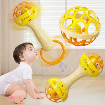 Bébé observant et jouant avec un hochet sensoriel à cloche rotative et effet musical, jouet d’éveil favorisant la curiosité, la motricité et l’attention