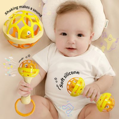 Bébé tenant un hochet sensoriel en silicone à cloche sonore, jouet d’éveil à secouer stimulant l’audition et la motricité fine
