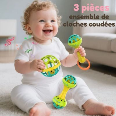 Bébé jouant avec des hochets sensoriels de préhension comprenant balles et cloches rotatives, jouets d’éveil colorés favorisant la motricité fine
