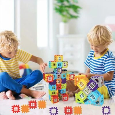 Enfants jouant avec des blocs de construction Montessori colorés pour créer des maisons et structures, jouet éducatif favorisant créativité, logique et motricité fine