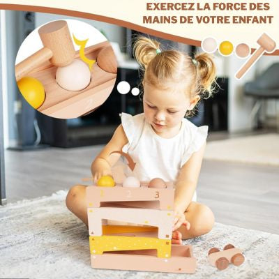 Enfant jouant avec le jouet à balle à frapper FlexiBuild™, développant la force des mains, la motricité fine et la coordination grâce au marteau en bois