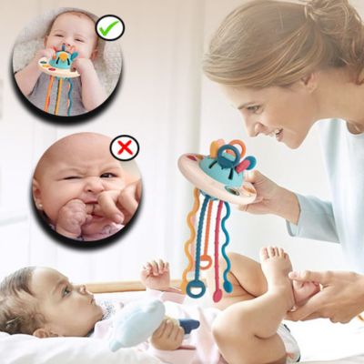 Maman jouant avec un bébé à l’aide d’un jouet sensoriel hibou Montessori, jouet de dentition sécurisé avec cordes colorées stimulant l’éveil et la motricité