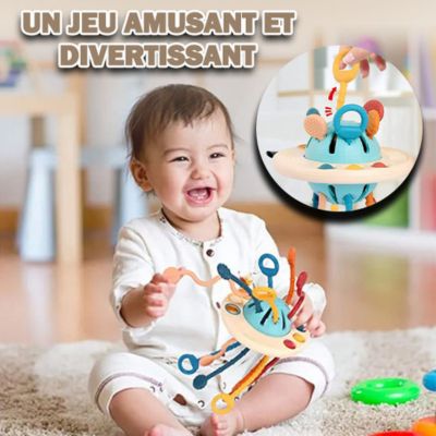 Bébé souriant jouant avec un jouet sensoriel hibou Montessori, jeu d’éveil amusant stimulant la curiosité, les sens et la motricité fine