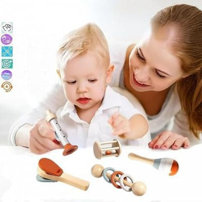 Jouets d’éveil Montessori en bois pour bébé utilisés lors d’un moment parent-enfant, jeux sensoriels favorisant la motricité fine, la coordination et la découverte des sons