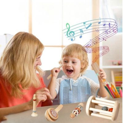 Jouets musicaux Montessori en bois pour bébé lors d’un moment parent-enfant, jeux d’éveil favorisant la stimulation auditive, la coordination et l’expression émotionnelle