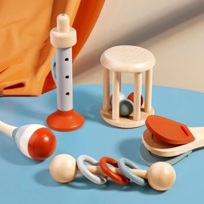 Jouets sensoriels Montessori en bois pour bébé avec hochets et instruments sonores, jeux d’éveil favorisant la découverte des sons, la motricité fine et la coordination dès le plus jeune âge