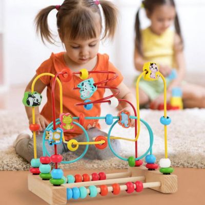 Labyrinthe de perles Montessori en bois utilisé lors d’un jeu collectif entre enfants, jouet éducatif favorisant la motricité fine, la coordination, la concentration et l’interaction sociale