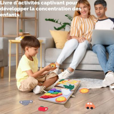 Livre d’activités Montessori pour enfant favorisant la concentration, le calme et l’autonomie, utilisé à la maison lors d’un moment de jeu éducatif