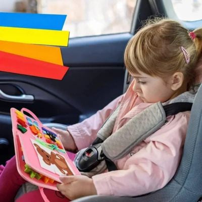 Livre sensoriel Montessori pour enfant utilisé en voiture, favorisant l’autonomie, la concentration et l’apprentissage sans écran pendant les trajets