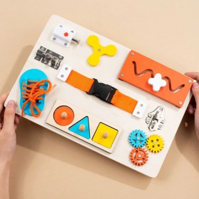 Planche d’activité Montessori en bois type busy board avec loquet, lacet, engrenages et formes à manipuler, jouet éducatif développant la motricité fine
