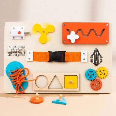 Planche d’activité Montessori en bois type busy board avec lacet, boucle, loquet, engrenages et tri de formes, jouet éducatif complet pour développer la motricité fine et l’autonomie
