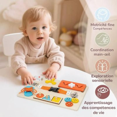 Bébé jouant avec une planche d’activité Montessori en bois type busy board, jouet éducatif développant la motricité fine, la coordination main-œil et l’exploration sensorielle
