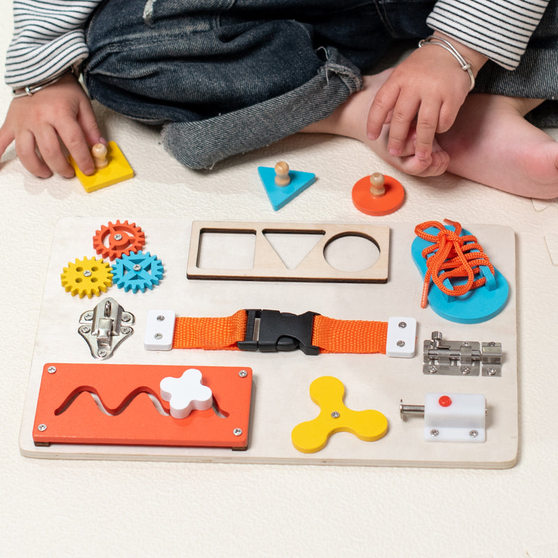 Planche d’activité Montessori en bois type busy board avec tri de formes, lacet, boucle et engrenages, jouet éducatif développant la motricité fine et la coordination
