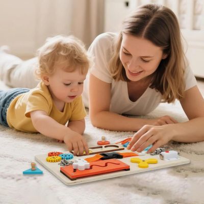 Parent et enfant jouant ensemble avec une planche d’activité Montessori en bois type busy board, jouet éducatif favorisant l’interaction, la motricité fine et l’autonomie
