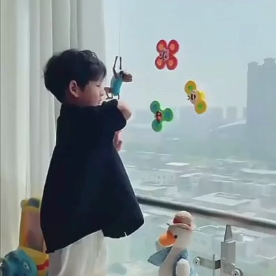 Vidéo montrant les jouets rotatifs à ventouse Montessori utilisés par des bébés, jouets sensoriels en action favorisant l’éveil, la motricité fine et l’occupation en poussette et à la maison
