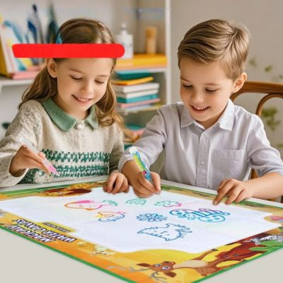 Deux enfants dessinant ensemble sur un tapis de dessin à l’eau magique, activité créative Montessori favorisant l’imagination et le jeu sans salissures