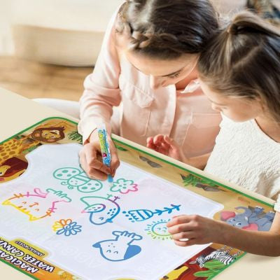 Parent et enfant dessinant ensemble sur un tapis de dessin à l’eau magique Montessori, jeu éducatif favorisant la créativité et le partage sans taches