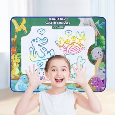 Enfant dessinant sur un tapis de dessin à l’eau magique Jurassic water canvas, jeu créatif et éducatif permettant de dessiner sans encre ni taches