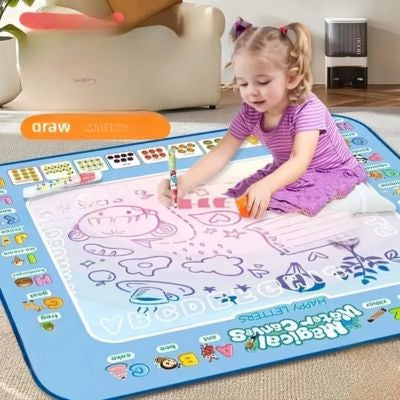 Enfant dessinant sur un tapis de dessin à l’eau magique Montessori, planche de peinture réutilisable favorisant la créativité sans taches