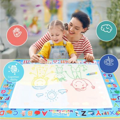 Parent et enfant dessinant sur un tapis de dessin à l’eau magique Montessori, activité éducative favorisant la créativité, la motricité et l’apprentissage
