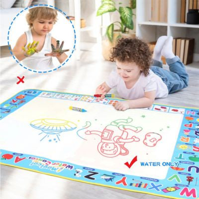 Enfant dessinant sur un tapis de dessin à l’eau magique water only, jeu sécurisé permettant de dessiner uniquement avec de l’eau sans taches ni encre