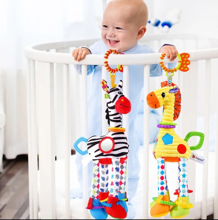 Hochets suspendus ZoolaShake pour bébé accrochés au lit, jouets d’éveil sensoriels avec sons et textures favorisant la motricité, l’attention et l’éveil visuel dès le plus jeune âge
